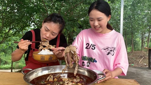 秋妹做姐姐最爱吃的水煮牛蛙,肉质鲜嫩,麻辣鲜香,越吃越过瘾