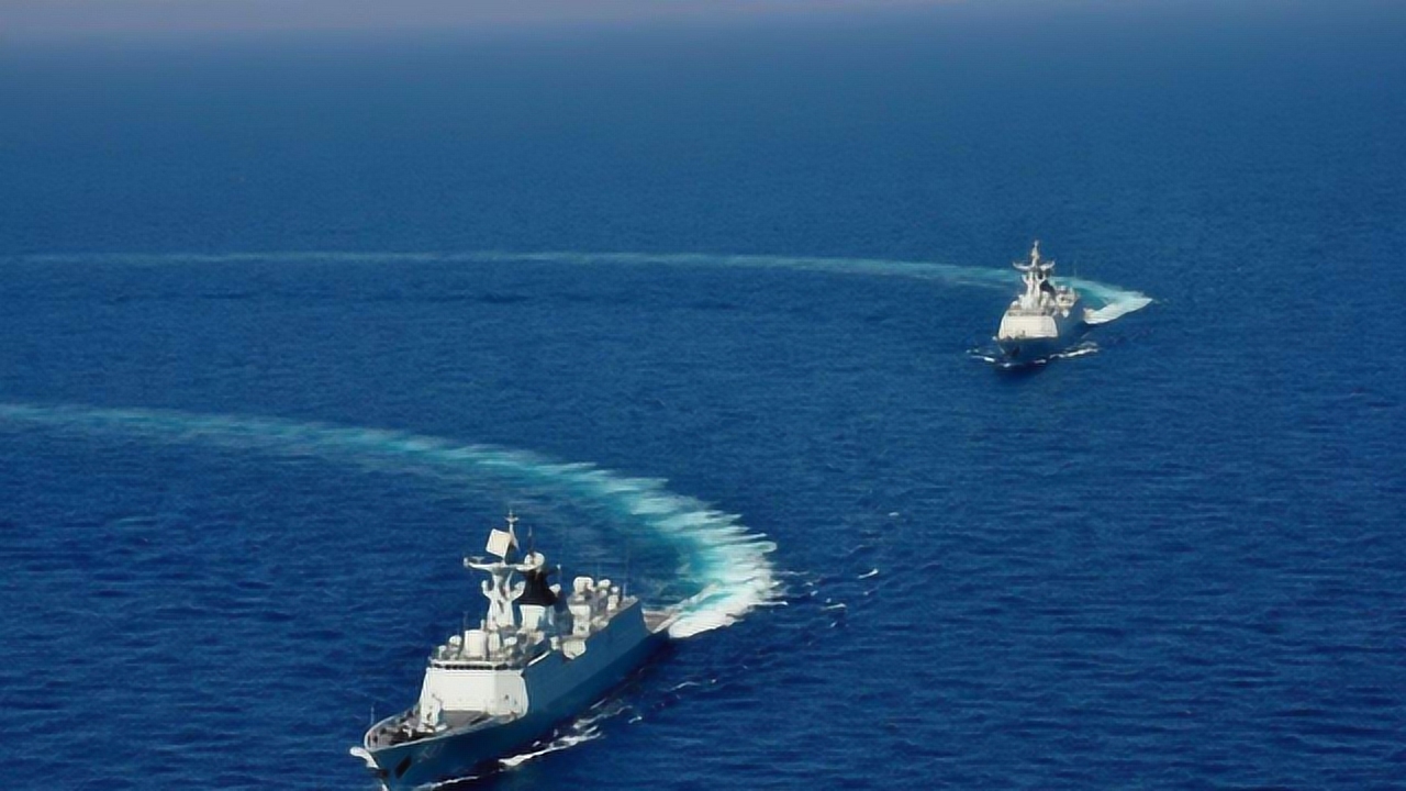 我国海军舰艇曾是深蓝色涂装,为何如今开始向浅白色方向发展?