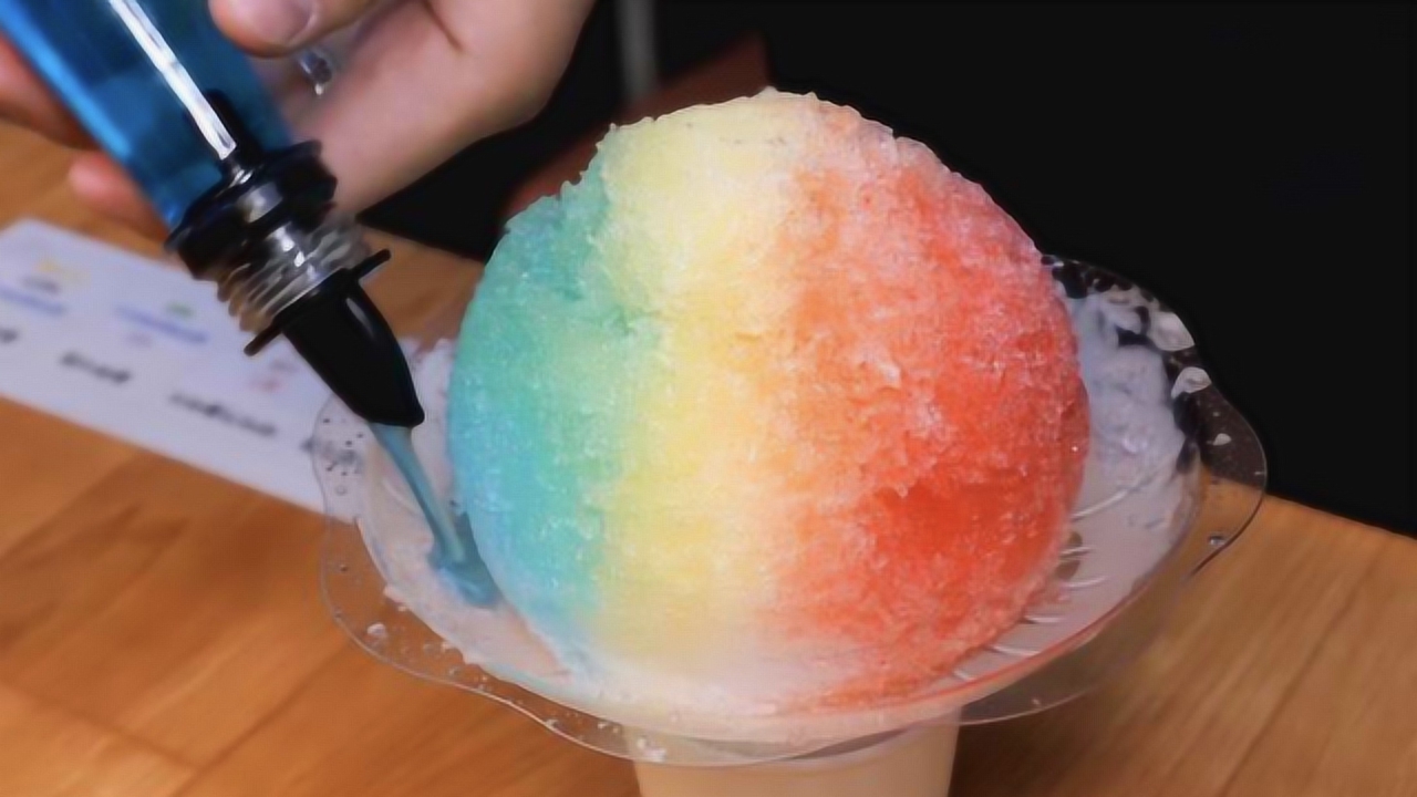 韩国街头火爆的彩虹冰淇淋!满满的全是色素,看完你还敢吃吗?