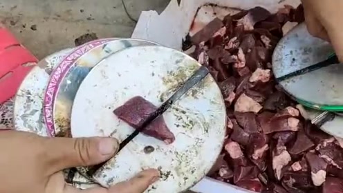 每次妈妈去抓水蛭之前,都会把肉放在光盘上,这是什么操作?
