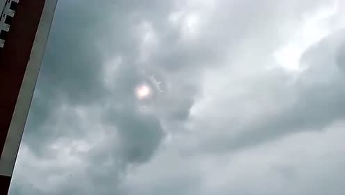 外国网友在窗口拍摄到云层中的巨型UFO画面，真的有外星人吗？