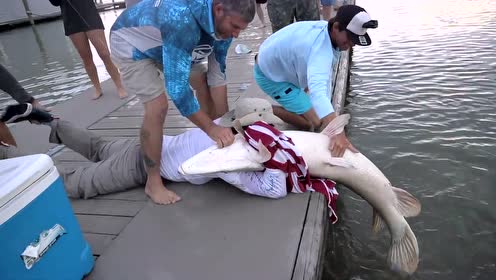 钓到一条大家伙，一个人根本拽不上来