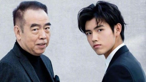 陈飞宇一家罕见同框,大儿子搂陈红和弟弟,陈凯歌坐着超开心