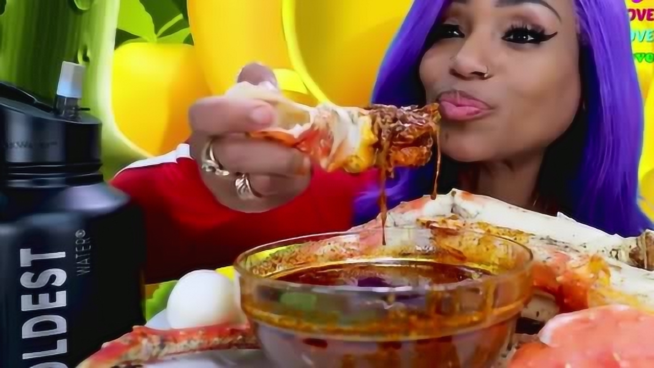 非洲大妈吃播,蟹阿姨钟爱帝王蟹,加上秘制蘸料这真的是完美