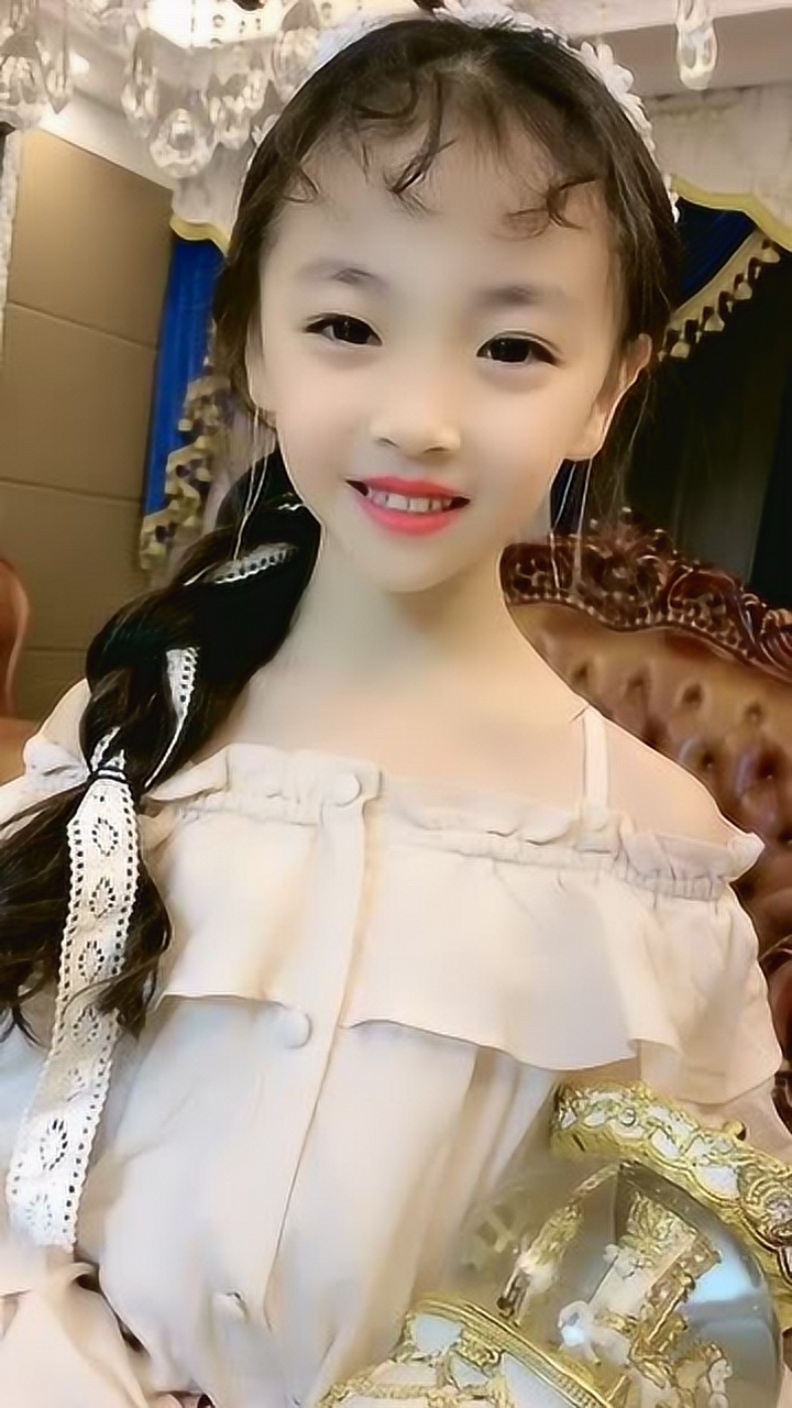 童模焱娃娃每天穿的都像贵族公主一样,看到她家的别墅,才明白她是该