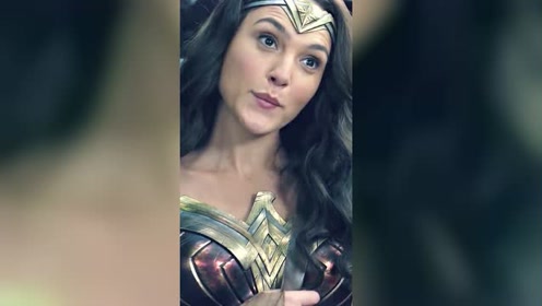 神奇女侠一笑醉众人,身材更是迷人,令人心跳加速!