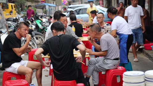 [图]长江码头喝早酒，凌晨坐满整条街，2元就能无限喝，大口喝酒爽！