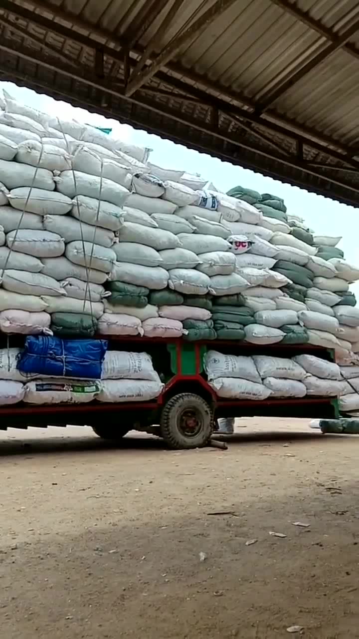 小伙改装摩托车拉货,你就是憋死它,也拉不动这些货!