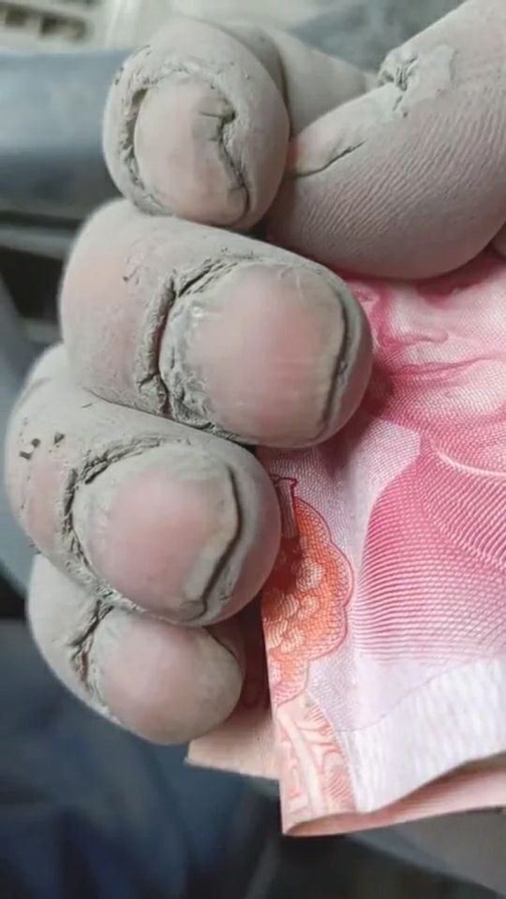 小时候学习不努力,现在不是搬砖,就是扛水泥,看着好心酸