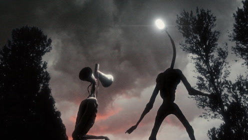 怪物警笛伪装成路灯,无数人因此遭殃,你家门口的路灯也许就是警笛