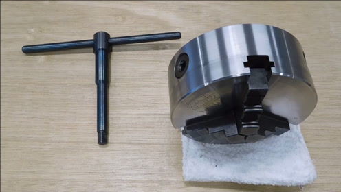 师傅用车床加工卡盘扳手,高超技术,一气呵成