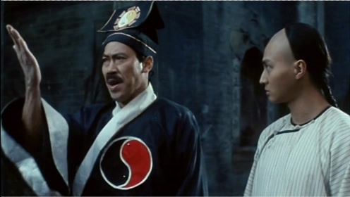 妖魔道:道长大战蟑螂精,意外频频失手,还好身旁的小伙不简单!