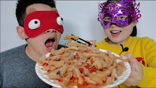 吃货妹子使计喂馋嘴哥吃"无骨凤爪",酸辣q爽好过瘾,真坑自己