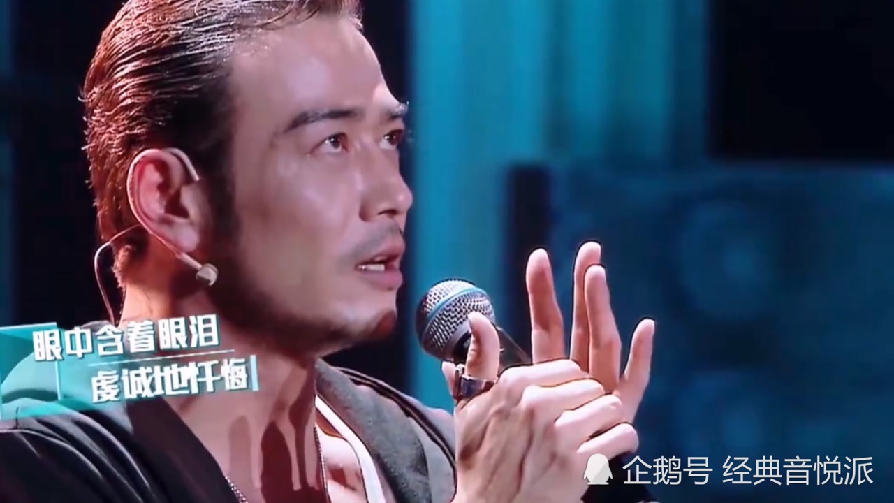 小包总杨烁演唱《靠近我》沧桑的嗓音感染全场,一位被演戏耽误了的