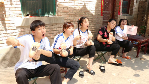 欢欢和小伙伴一起玩脚底画画,这是一个有味道的游戏,太搞笑了