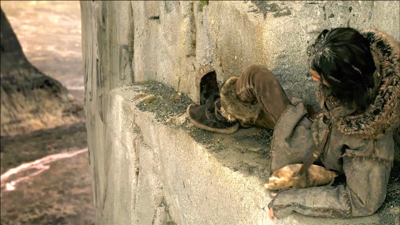 小伙被困悬崖中间,一不小心就会跌入深渊《阿尔法:狼伴归途》