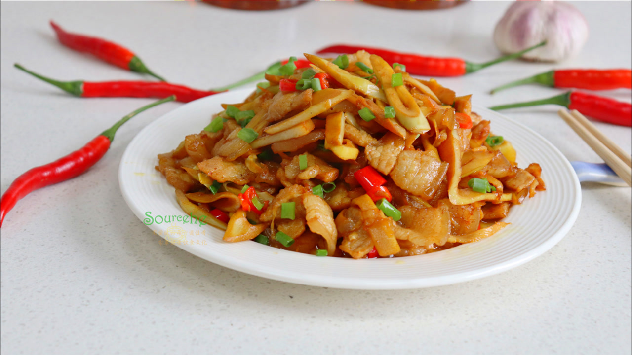 小笋炒肉,我从小就喜欢吃的下饭菜,肉嫩鲜美,香辣开胃,很好吃