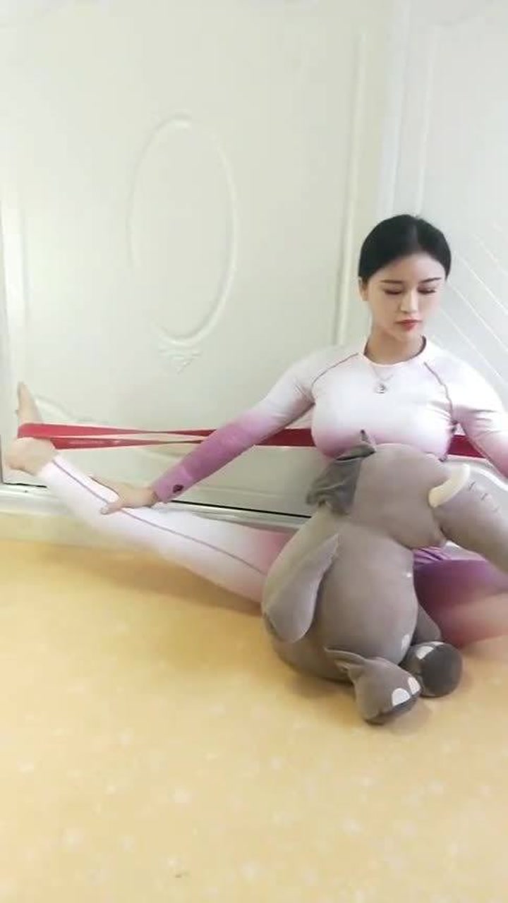 这小姐姐的身材真好,是这样劈叉劈的吗