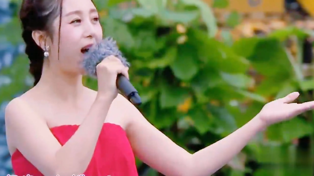 星光大道第一美女,郭津彤冒雨献唱经典《女儿情》,歌美人更美!