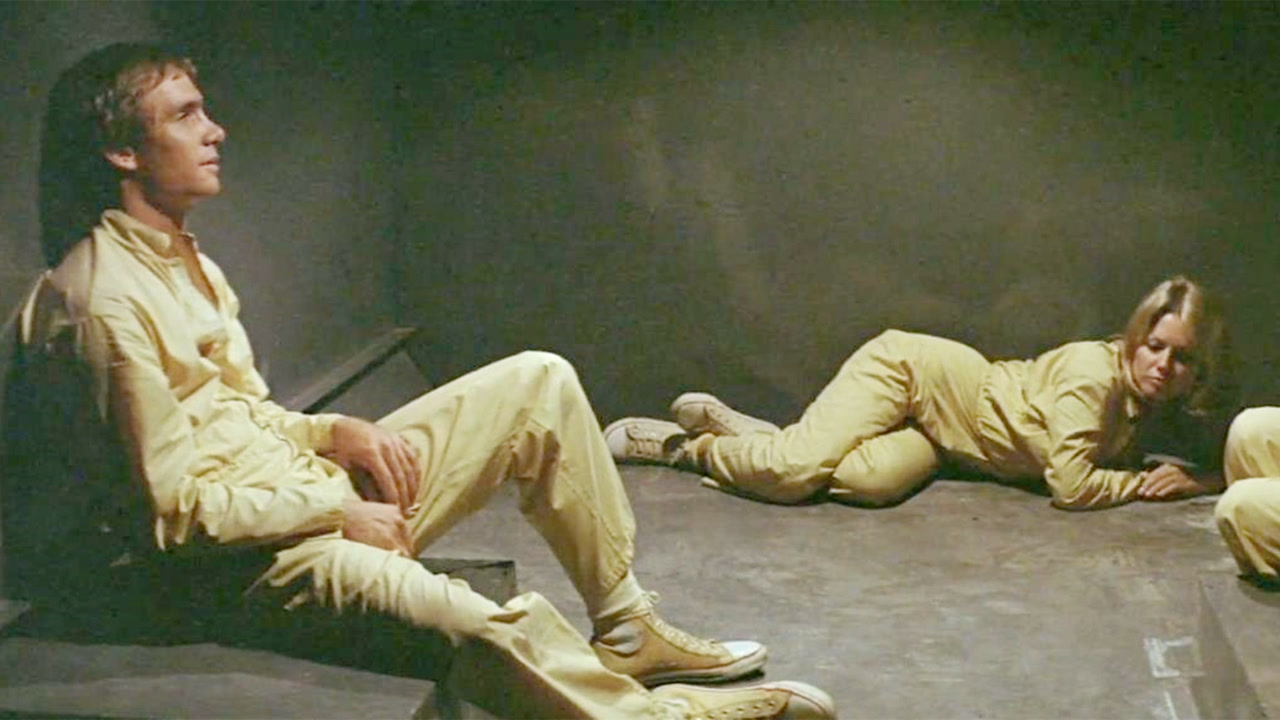 男女共处一间牢房,囚犯被狱警当成猎物,令人唏嘘的集中营电影