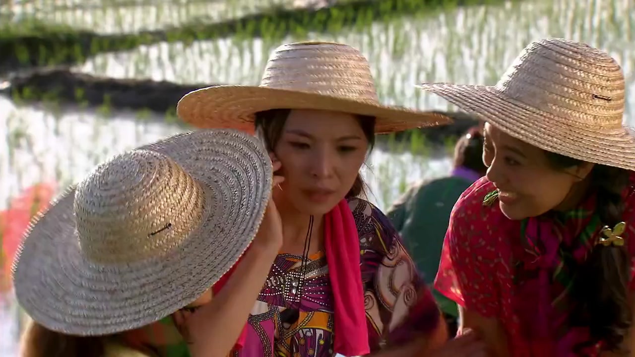 女人进城:王红艳带领着全村妇女打着红旗迎接丈夫,厉害了!