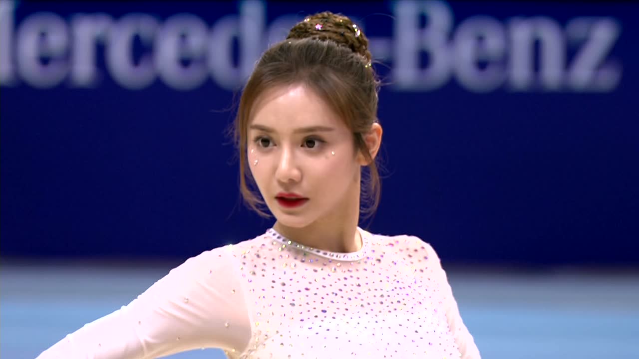 nba女主播美娜秀一字马,女神范尽显