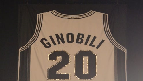 吉诺比利球衣退役 马努一家人亲密合影