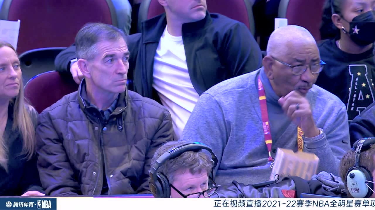 看看这是谁 斯托克顿现身全明星现场