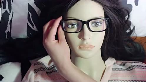 女儿一大早还没起床,老妈怀疑有猫腻,掀开被子看到那一幕懵了