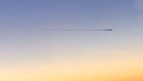 都柏林飞巴黎航班拍到大蝌蚪UFO在空中飞行的图片