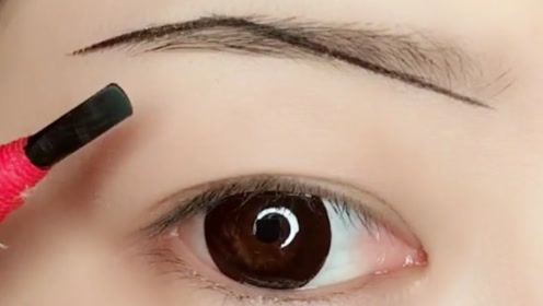 最新流行的镰刀眉画法,很显冷艳气质的一款,喜欢的美女可以来学