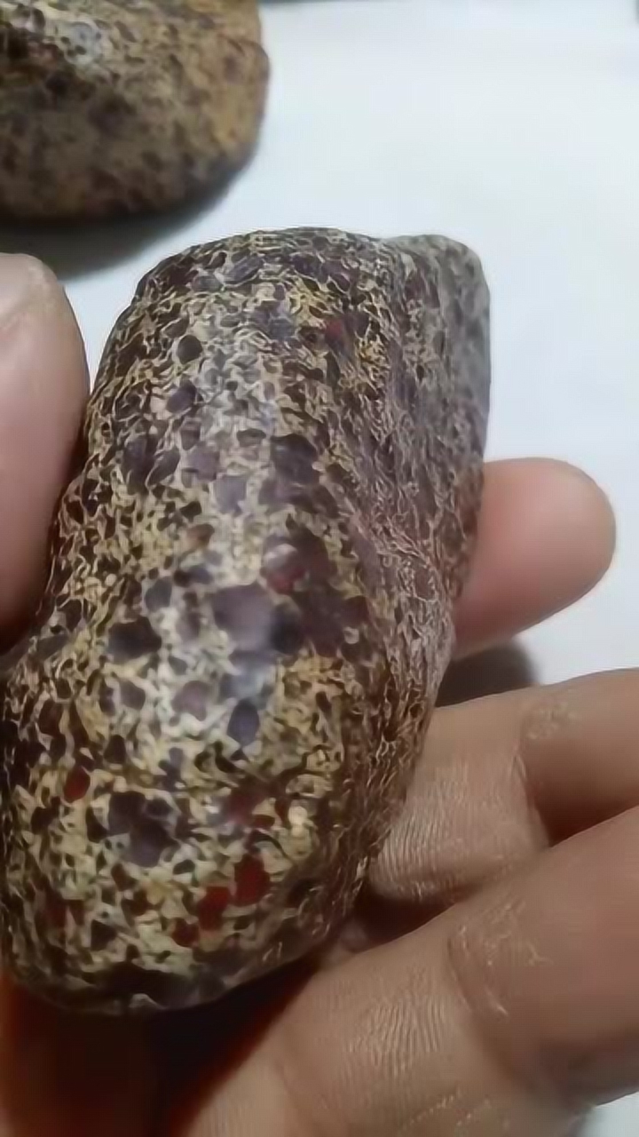 这是一块重达173克的陨石原石,成色不错,含铁量特别高