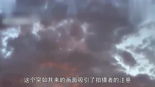 外国小镇突现UFO不明飞行物，隐藏在火烧云上面的图片