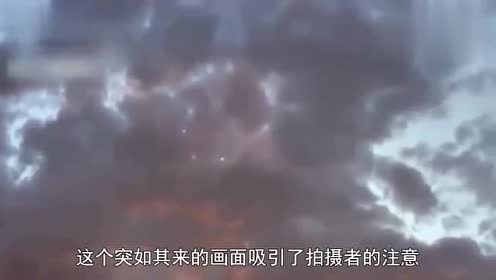 外国小镇突现UFO不明飞行物，隐藏在火烧云上面