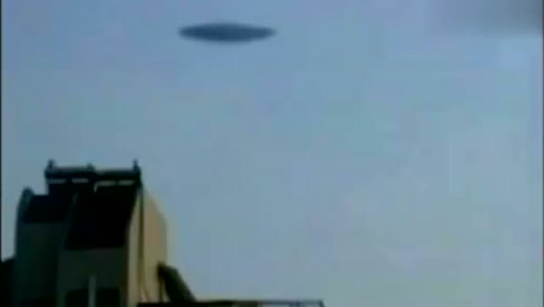 老外房顶上面，突然出现1架UFO，瞬间消失
