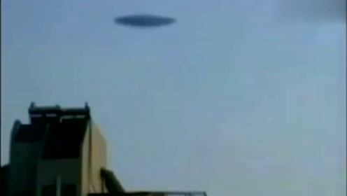 老外房顶上惊现UFO，然后瞬间消失的图片
