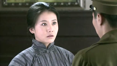 花女的抗战:陈亦德亲手为秋带上曾经送给她的耳环,与她深情吻别