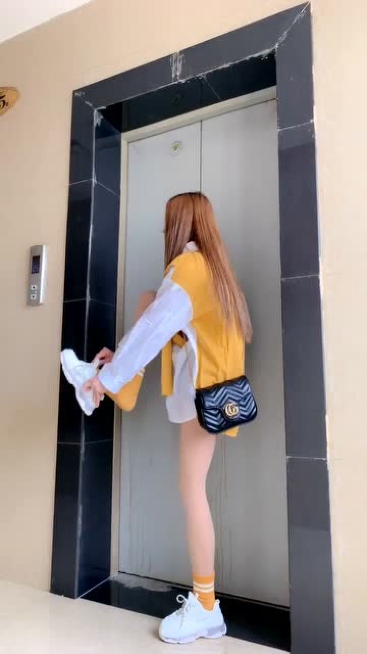 广西表妹 在电梯门口脱鞋子 门突然开了