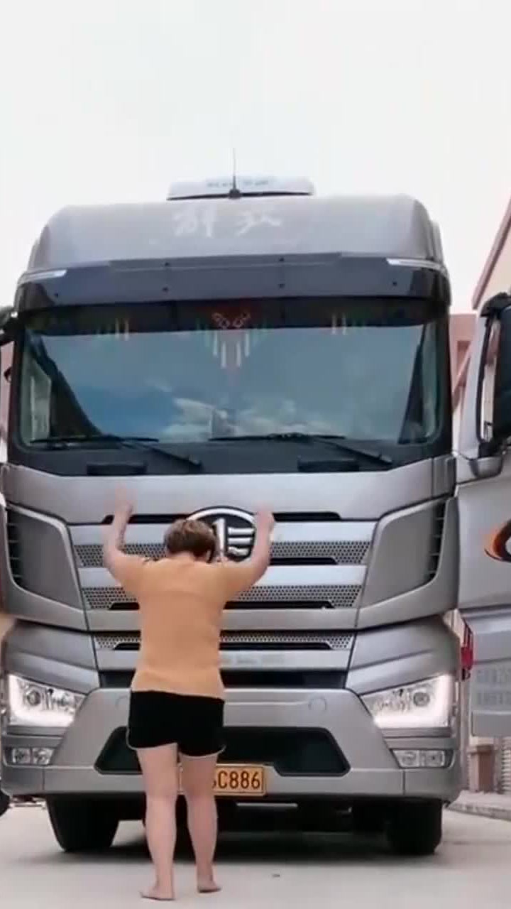 货车女司机不仅车开的好,还会这一招,这身手还真不错