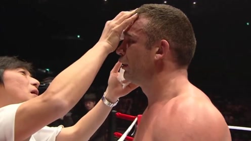42岁彼得阿兹差点被年轻对手ko,第二回合开始奋力反击!