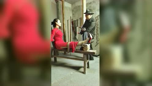 magicmov上传者:生活就要magic时 间:2020-10-04姐姐挠脚心捉弄淘气