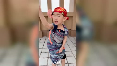 小男孩小小年纪男扮女装,太好看了,网友:有那么点意思了
