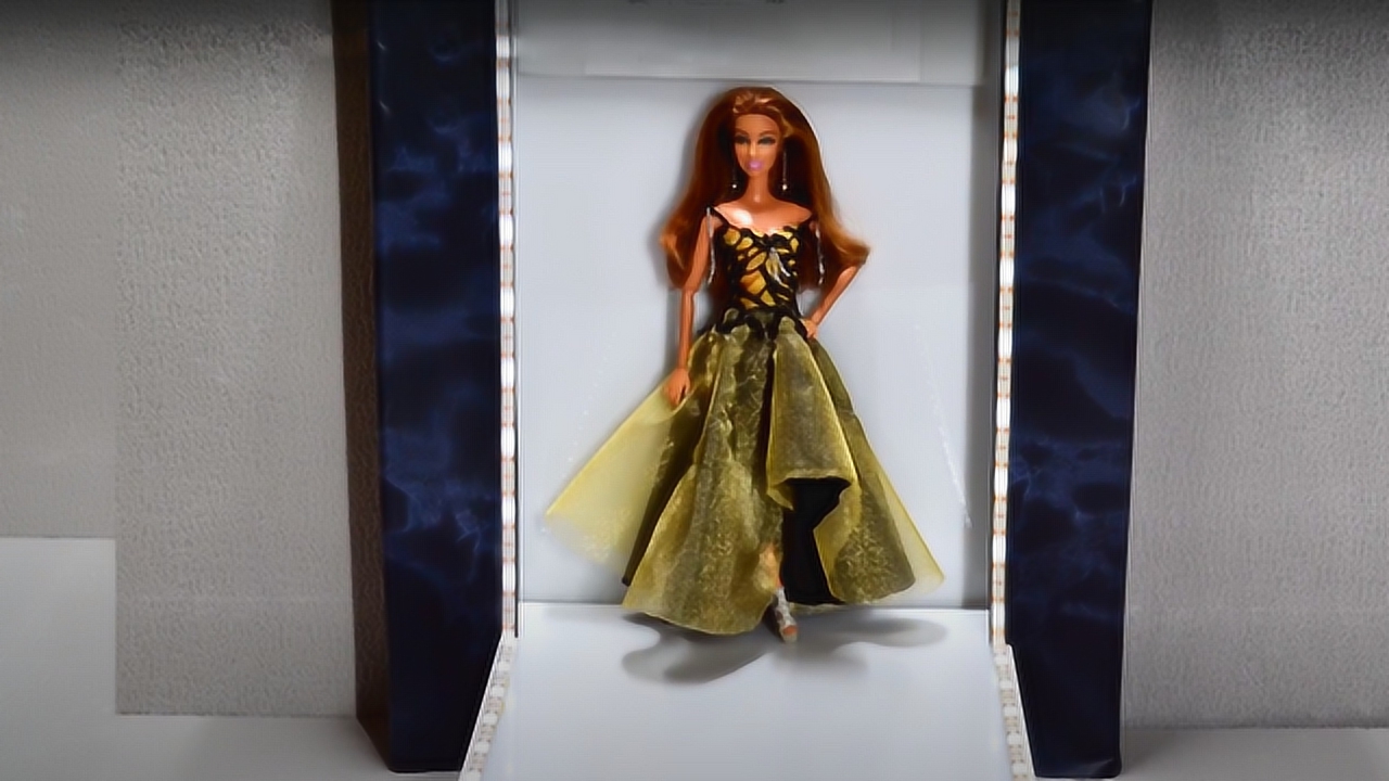 芭比公主穿上新装成为女王了ye 这么华丽的裙子是自己diy的喔