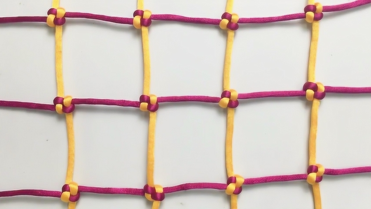 此绳结被誉为"鱼网结",可用于捕鱼装物,还可以编成一个吊睡床