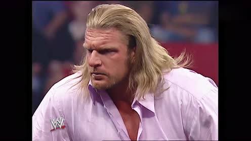 wwehhh被情敌艾吉暴打,还不忘竖中指挑衅:抢你老婆又怎样?