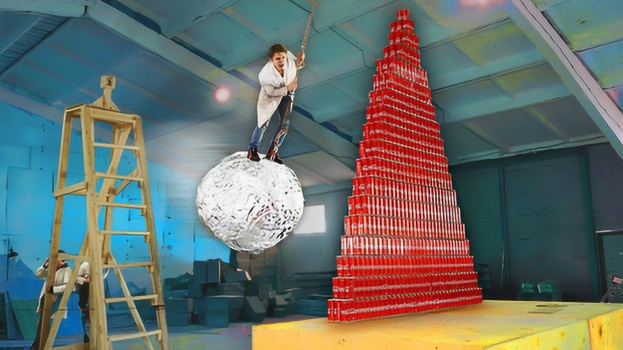 老外突发奇想,用可乐罐摆"金字塔",大球撞击的那刻精彩刚刚开始!