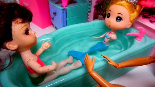 小芭比和好朋友小美人鱼在外面玩捉迷藏弄得全身脏兮兮,回家洗澡
