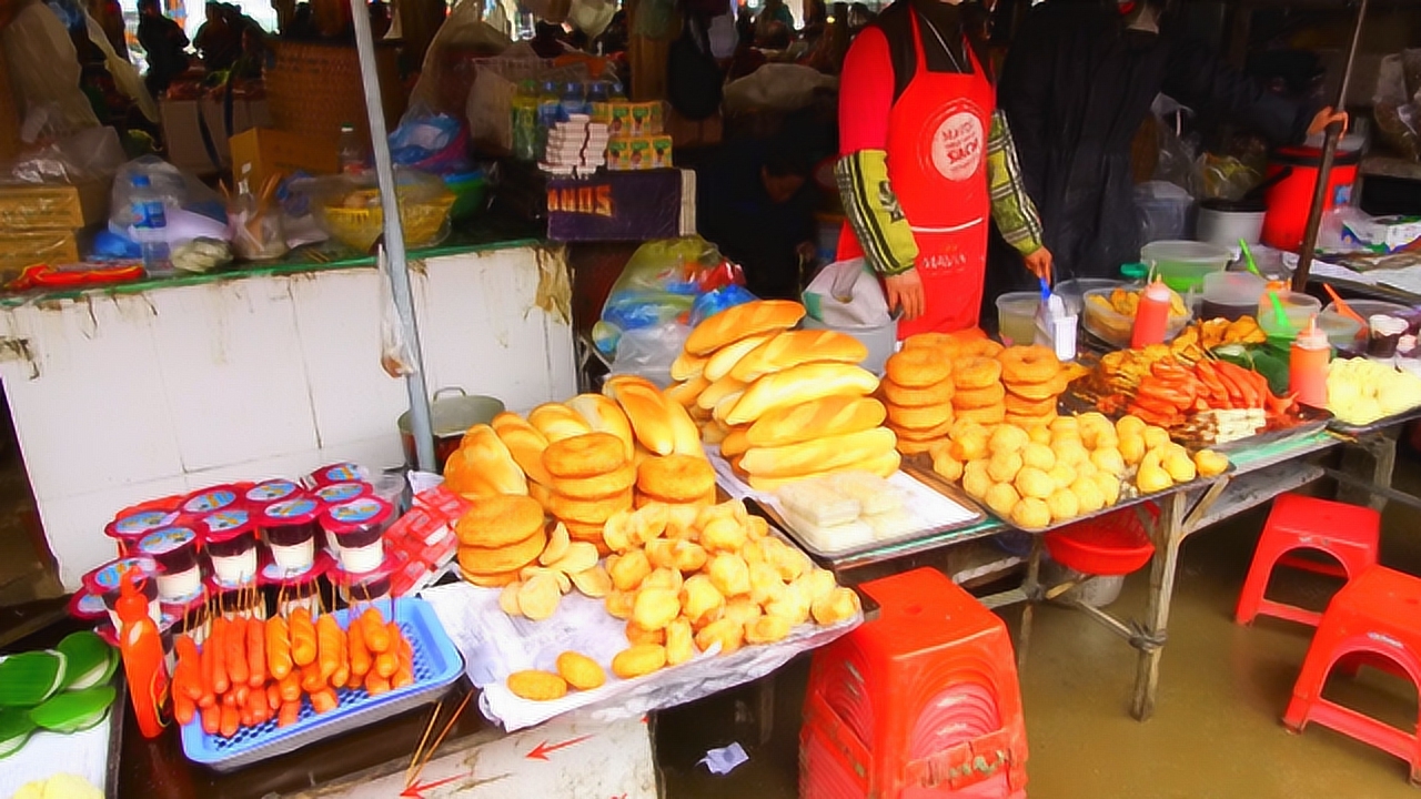 实拍越南集市上的小吃摊,各种各样的美食琳琅满目,才1块钱1样?