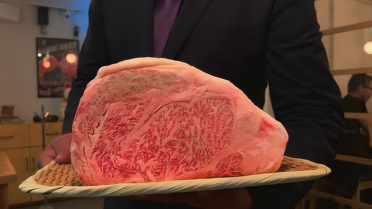 日本a5级"神户牛肉",挖走中间一块放锅煎,出锅蘸着金箔进嘴!
