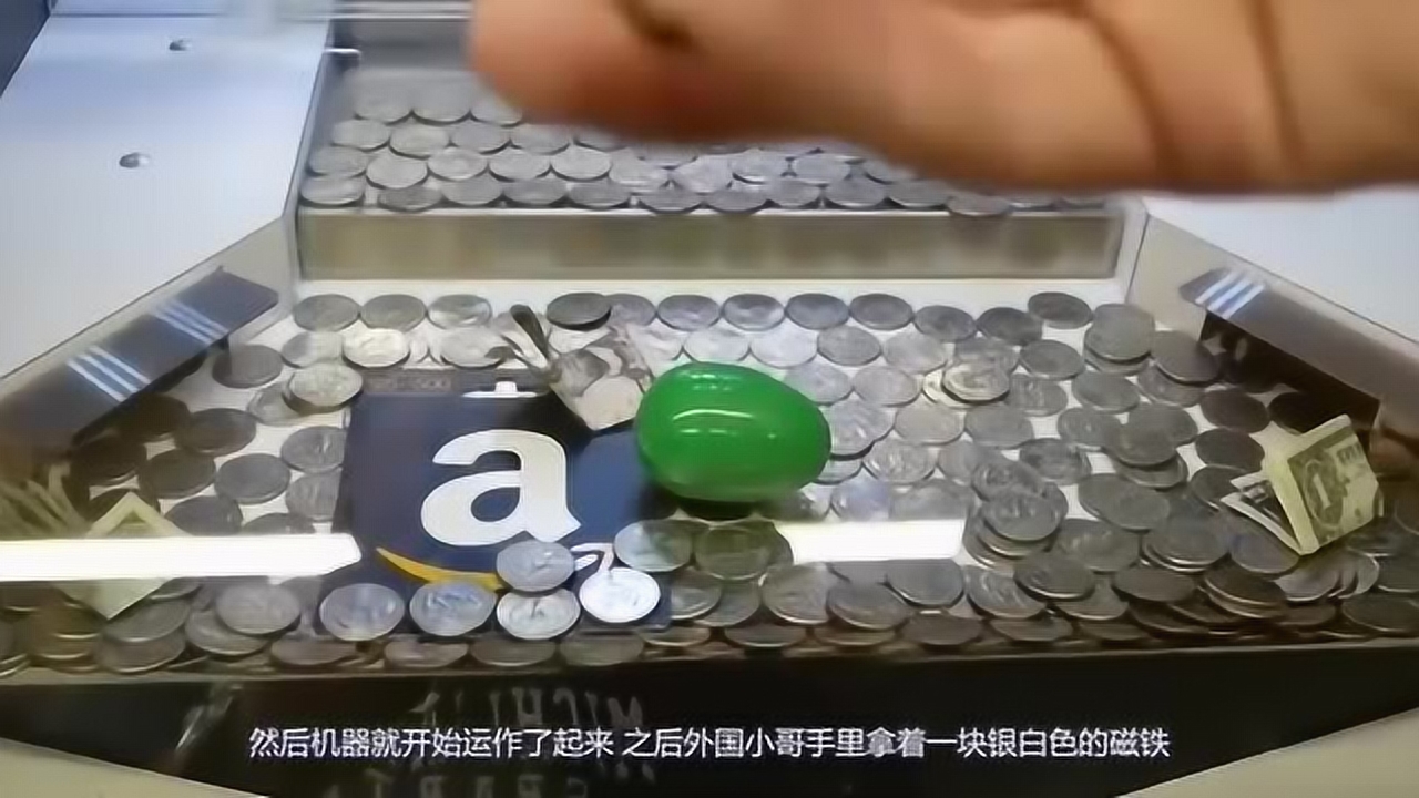 老外作弊玩推币机,用磁铁能将硬币全都吸出来吗?结果让人意外!